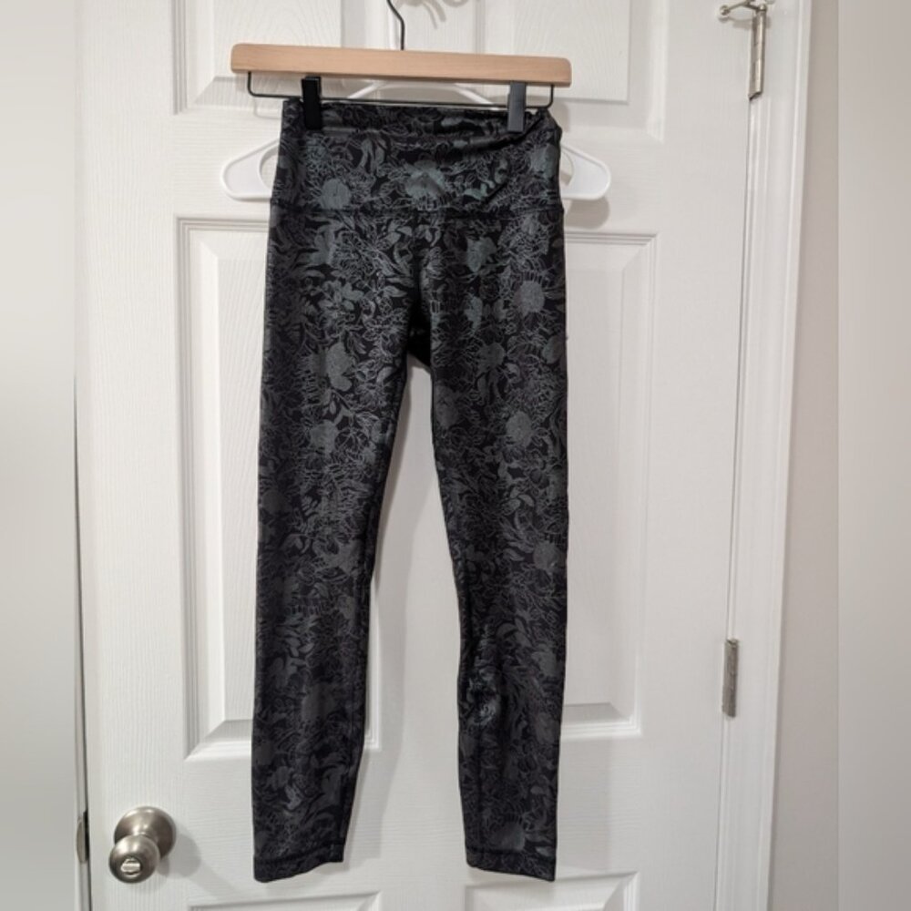 Lululemon, Size 6, Wunder Train High Rise Foil Tight, Black Metallic Floral